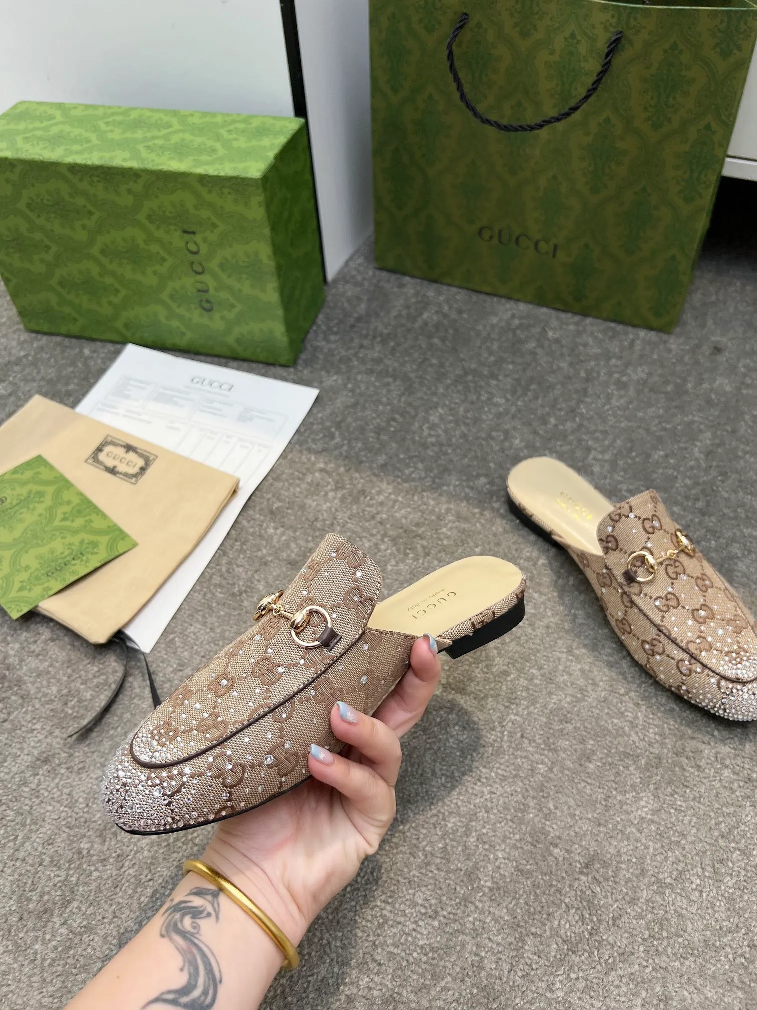👟👟Ex-factory price 380👟👟 Genuine leather sole +50 Original quality guccisummer's latest limited edition slippers, top quality, purchased genuine development original special hot diamond process classic double G presbyopic inner sheepskin with Italian original board material and craftsmanship are the same as the original! Code number: 35-42,